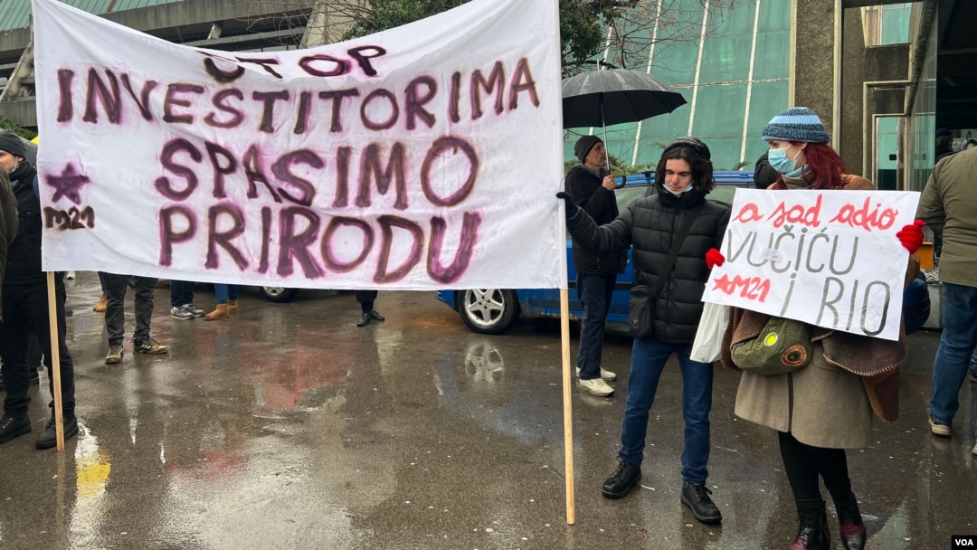 Arhiva - Građani tokom ekološkog protesta protiv otvaranja rudnika Rio Tinta u Srbiji, ispred Sava centra na Novom Beogradu, 11. decembra 2021. (Foto: Jovana Đurović, Glas Amerike)