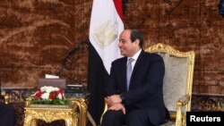 Le président égyptien Abdel Fattah al-Sissi, à droite, au palais présidentiel Ittihadiya au Caire, en Égypte, le 10 juin 2018