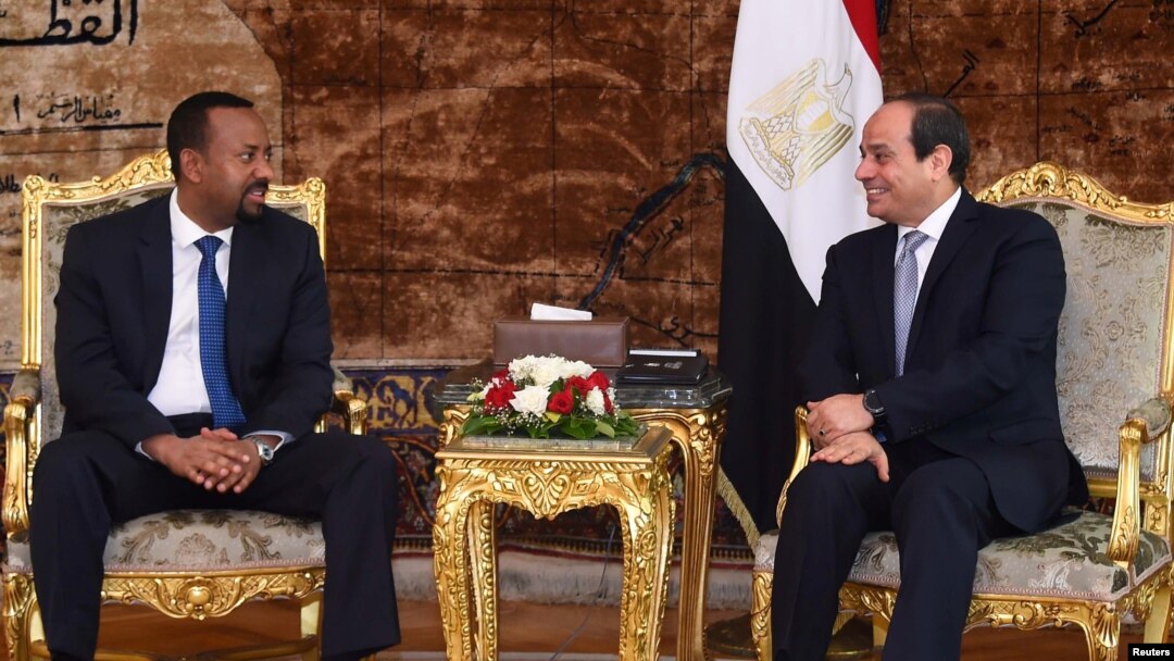 Presiden Mesir Abdel Fattah al-Sissi (kanan), bertemu dengan Perdana Menteri Ethiopia Abiy Ahmed di Istana Kepresidenan Ittihadiya di Kairo, Mesir, 10 Juni 2018. 