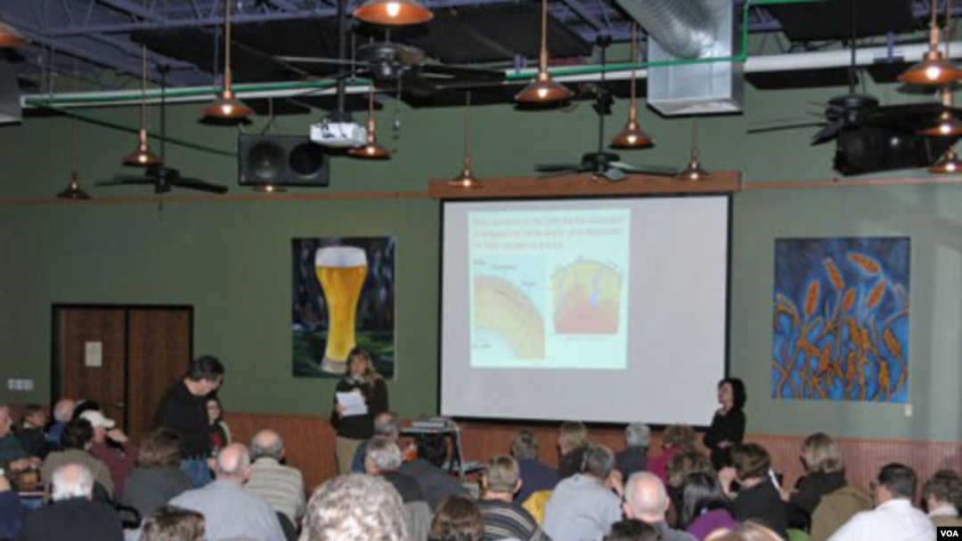 Panitia penyelenggara Cynthia Wichelman memperkenalkan pembicara pada acara 'Science on Tap' di restoran Schlafly Bottleworks. Kegiatan Science Cafe semacam ini mendekatkan para ilmuwan dan masyarakat untuk membumikan sains.