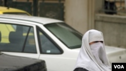 El informe menciona la ley francesa que prohíbe el uso de la burka en lugares públicos.