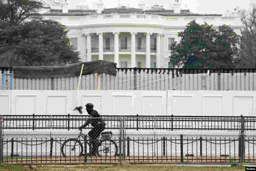 Una valla de seguridad tambi&#233;n rodea la Casa Blanca. 11 de enero de 2021.