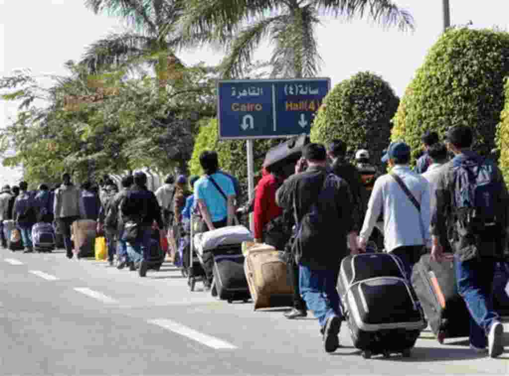 Turistas abandonan Egipto.