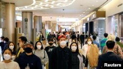 마스크를 쓰고 백화점을 찾은 한국 서울 시민들 (자료사진) 
