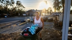 Las autoridades de Carolina del Norte prometieron llevar el lunes más agua y otros suministros a las zonas afectadas por las inundaciones