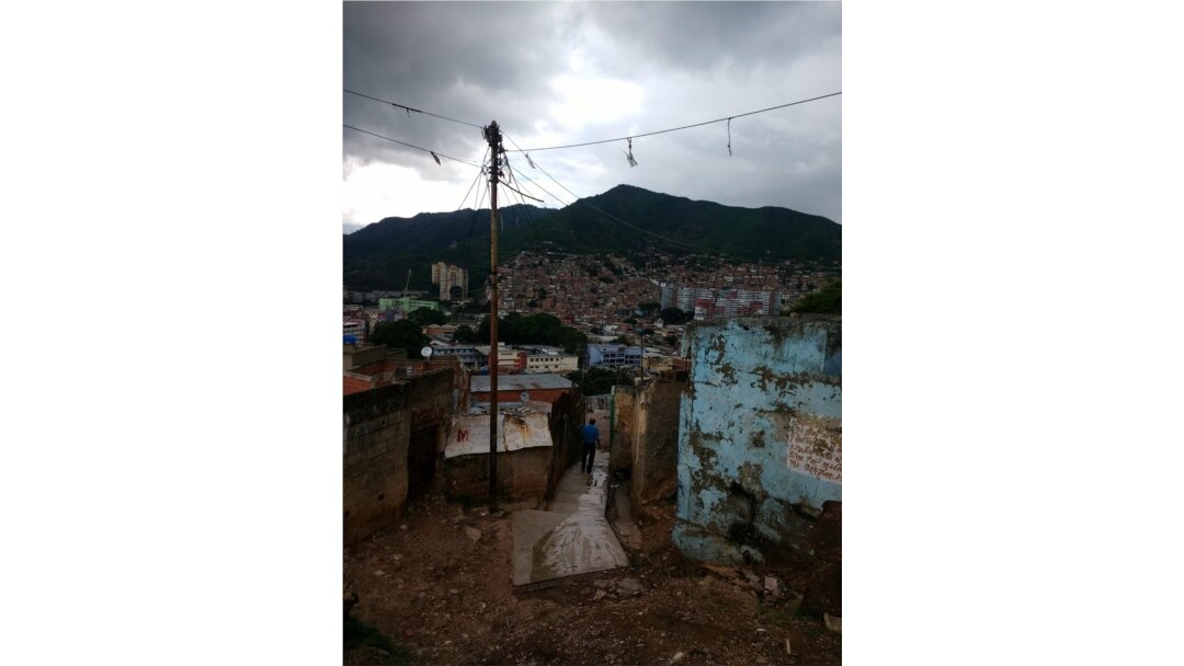 Las bandas han amenazado a quien los grabe, relata una habitante de una zona popular de Caracas. Fecha sin determinar. Foto: Cortesía - "Caracas Mi Convive".