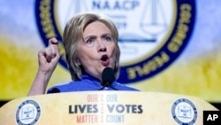 Hillary Clinton berbicara pada konvensi tahunan NAACP, Asosiasi Nasional bagi Warga Kulit Hitam di Cincinnati, Ohio, hari Senin (18/7).