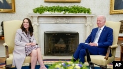 Президент Джо Байден зустрічається з прем’єр-міністеркою Нової Зеландії Джасиндою Ардерн в Овальному кабінеті Білого дому у вівторок, 31 травня 2022 року, у Вашингтоні. (AP Photo/Evan Vucci)