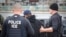 美国移民官员在最近针对非法移民的突袭击中逮捕了680多人。