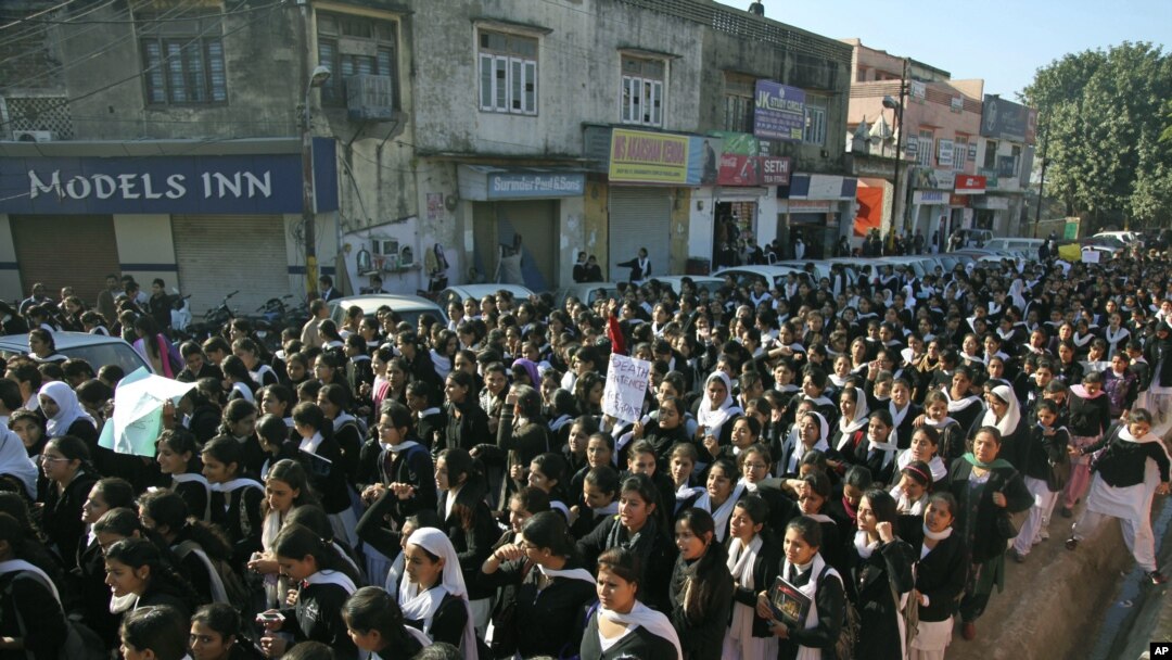 Para siswa di wilayah Jammu, India berunjuk rasa menuntut keadilan bagi korban perkosaan di New Delhi (20/12).
