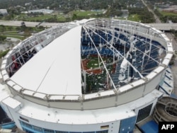 Gambar drone menunjukkan kubah Tropicana Field yang hancur akibat Badai Milton di St. Petersburg, Florida, 10 Oktober 2024. (Bryan R. SMITH / AFP)