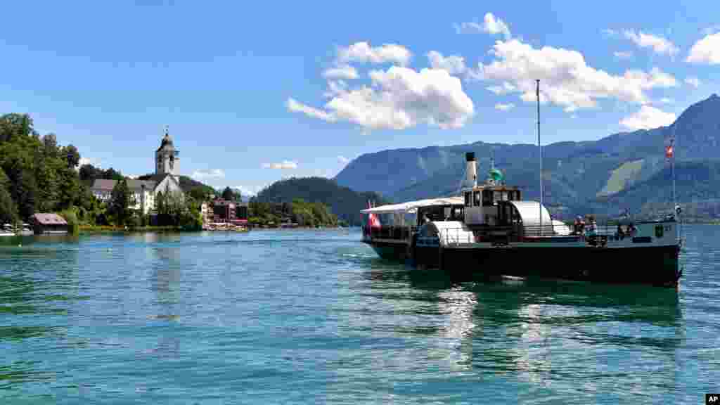 یک قایق تفریحی در دریاچه ای در اتریش. با فراگیری کرونا، استفاده از قایق‌های شخصی و &#171;ماشین کاروان&#187; برای سفرهای شخصی بین مردم در آمریکا و اروپا رایج شده است.