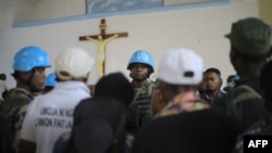 Des casques bleus malawiens de la Mission de l'Organisation des Nations Unies pour la stabilisation en République démocratique du Congo (MONUSCO) à l'intérieur de l'église catholique Emmanuel Butsili à Beni, le 27 juin 2021.