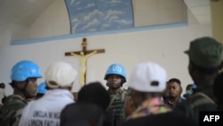 Des casques bleus malawiens de la Mission de l'Organisation des Nations Unies pour la stabilisation en République démocratique du Congo (MONUSCO) à l'intérieur de l'église catholique Emmanuel Butsili à Beni, le 27 juin 2021.