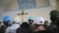 Des casques bleus malawiens de la Mission de l'Organisation des Nations Unies pour la stabilisation en République démocratique du Congo (MONUSCO) à l'intérieur de l'église catholique Emmanuel Butsili à Beni, le 27 juin 2021.
