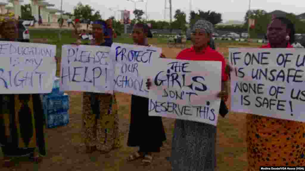 Protesting women at the Unity Fountain