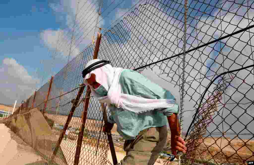 팔레스타인 남성이 요르단 강 서안지구의 남쪽 알다리야(al-Dahriya) 마을에서 뚫린 철조망을 통해 이스라엘 영토에 들어섰다. 