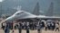 Posetioci posmatraju avion za elektronsko ratovanje J-16D kineske vojske tokom aeromitinga, 29. septembra 2021. u Zhuhaiju, Kina. 