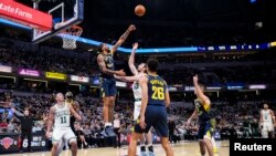 Obi Toppin (1) des Indiana Pacers bloque une tentative de tir de Luke Kornet (40) des Boston Celtics, USA, le 30 octobre 2024.