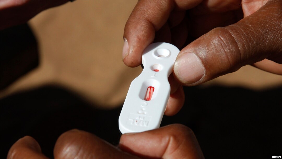 Seorang pekerja kesehatan Zambia menggunakan alat uji untuk mendiagnosa penualaran malaria dalam kampanye yang disebut Ekspedisi Zambesi untuk Memberantas Malaria di desa Matongo, sekitar 60 km dari Livingstone, 23 April 2008 (foto: Reuters/Thierry Roge)