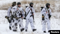 Украински војници тренираат во Украина.