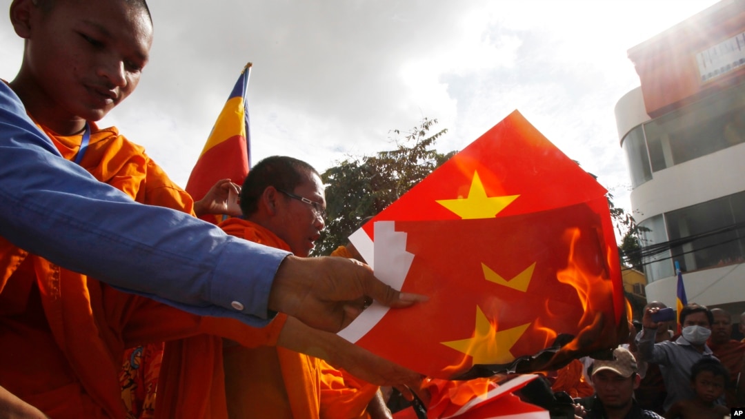 Người biểu tình Campuchia đốt cờ Việt Nam bên ngoài Đại sứ quán Việt Nam ở thủ đô Phnom Penh hồi cuối năm 2014. 