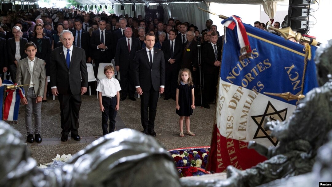 Israeli Prime Minister Benjamin Netanyahu and French President Emmanuel Macron, pay their respects after laying a wreath at the Vel d'Hiv memorial, during a ceremony commemorating the 75th anniversary of the Vel d'Hiv roundup, in Paris, July 16, 2017. 