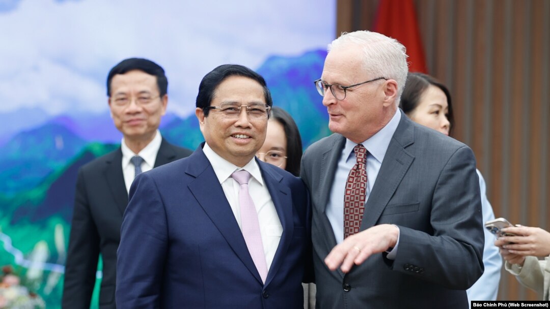 Thủ tướng Phạm Minh Chính (trái) tiếp ông John Neuffer, Chủ tịch Hiệp hội Công nghiệp bán dẫn Hoa Kỳ (SIA), tại Hà Nội vào ngày 10/12/2024.