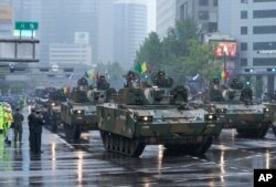 Kendaraan-kendaraan militer ikut dalam parade memperingati Hari Angkatan Bersenjata Korea Selatan ke-75 di Seoul, Korea Selatan, Selasa, 26 September 2023. (Foto: Ahn Young-joon/AP Photo)