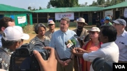 USAID အကြီးအကဲ Mark Green သတင်းစာရှင်းလင်းနေစဉ်