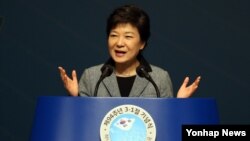 Người dân địa phương đi xuồng trên một con đường ngập nước cạnh sông Bago tại một phần trũng thấp ở Bago, cách thành phố Yangon 80 km về phía đông bắc, Myanmar.