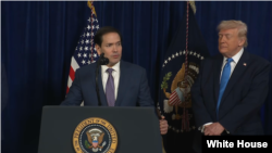 마르코 루비오 미 국무장관이 3일 베네수엘라 지도자 니콜라스 마두로 체포 후 도널드 트럼프 대통령과 함께 기자회견을 하고 있다.