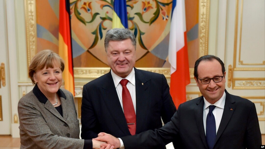 Presiden Ukraina Petro Poroshenko (tengah), Presiden Perancis Francois Hollande (kanan) dan Kanselir Jerman Angela Merkel berjabat tangan seusai pertemuan di Kyiv, Ukraina (5/2).