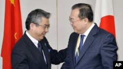 日本外務省事務次官杉山晋辅（左）与中国外交部部长助理刘建超（资料图，2015年3月19日）