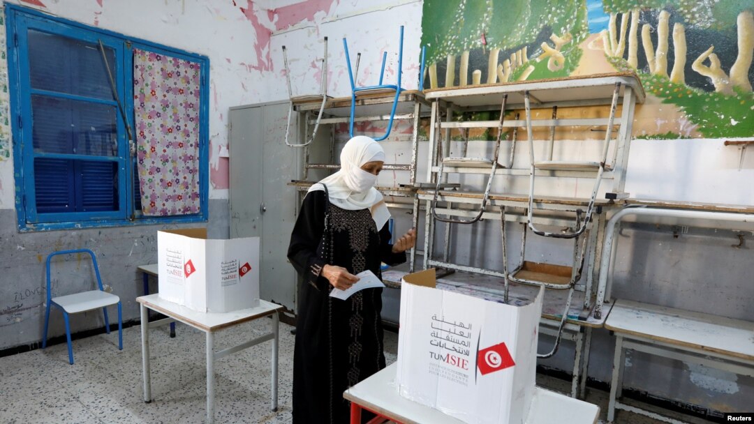 Warga memberikan suara mereka di tempat pemungutan suara selama referendum konstitusi baru di Tunis, Tunisia, 25 Juli 2022. (Foto: REUTERS/Zoubeir Souissi)