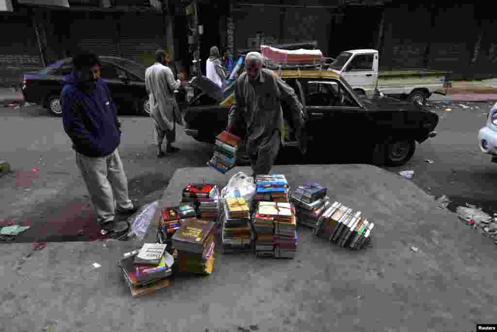 یہاں کے کتب فروش گلی گلی گھومنے والے کباڑیوں سے بھی کتابیں خریدتے ہیں۔