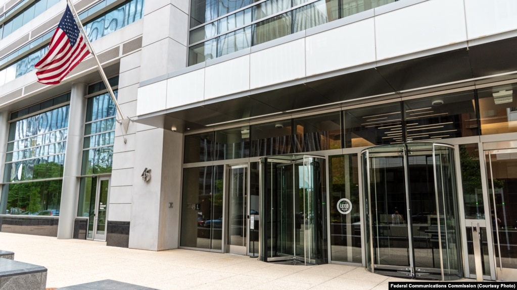 资料照:位于华盛顿哥伦比亚特区的美国联邦通信委员会(FCC)总部的正门。(2021年5月)