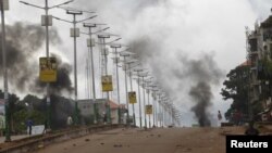 La fumée monte lors d’une manifestation à Conakry, Guinée, 13 octobre 2015.