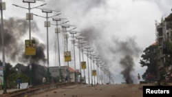 La fumée monte lors d’une manifestation à Conakry, Guinée, 13 octobre 2015.