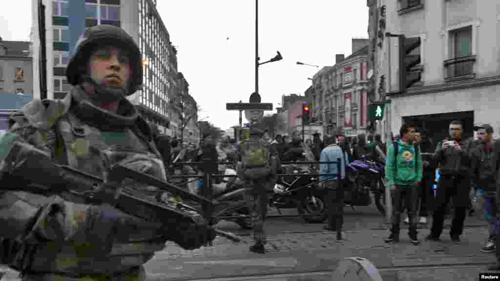 Les forces spéciales sécursent le lieu de l&#39;assaut contre des personnes présumées liées aux attaques meurtrières dans la capitale française, à Saint-Denis.