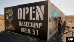 Artis Brandy Whisenant melukis mural menjelang acara Storm Area 51 di Pusat Riset Makhluk Asing di Hiko, Nevada, 19 September 2019. (Foto: AFP)