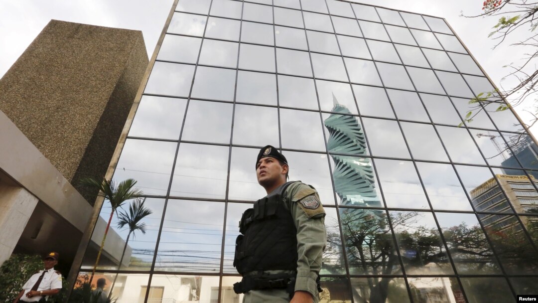 La policía vigila las oficinas de la firma legal panameña Mossack Fonseca, tras el escándalo de los llamados "Panamá Papers".