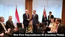 Presiden Joko Widodo dalam pertemuan bilateral dengan Perdana Menteri (PM) Australia Malcolm Turnbull di Hotel Steigenberger Hamburg,Jerman, Jumat (7/7). (Foto: Biro Pers Kepresidenan RI)