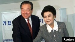 FILE - South Korea's former Prime Minister and the president emeritus of the United Liberal Democrats Kim Jong-pil, left, votes with his wife, Park Young-og, in Seoul, South Korea, April 13, 2000. 