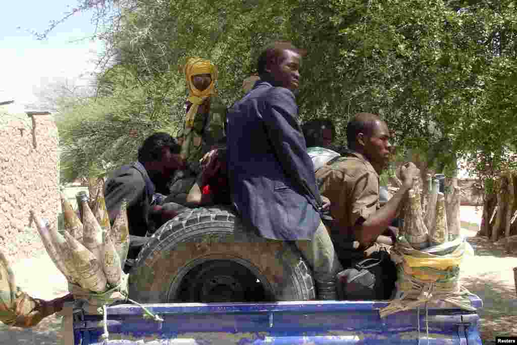 Tsoiffin &#39;yan kungiyar Boko Haram sun tattaru a gaban sojojin Chadi a garin Ngouboua ran 22 Afrilu, 2015. Yaran sun ce su &#39;yan kasar Chadi ne wadanda aka tilasta musu shiga kungiyar Boko Haram lokacin da suke karatun allo a Najeriya, amma daga baya sun kubuce suka gudu, suka mika kawunansu ga sojojin Chadi.