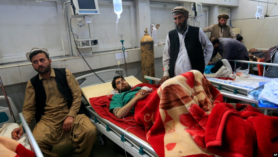 Seorang pria yang cedera menerima pengobatan di sebuah rumah sakit setelah ledakan ganda di Jalalabad, Afghanistan, 6 April 2019.