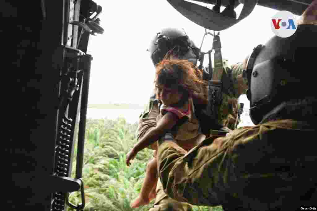 Equipo de la Fuerza de Tarea Conjunta Bravo realiza un rescate en Valle de Sula durante el paso de Eta por ese pa&#237;s. Foto: cortes&#237;a Fuerza de Tarea Conjunta Bravo..