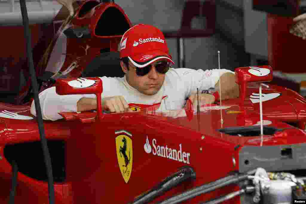 El brasile&ntilde;o Felipe Massa, piloto de Ferrari, se sienta en su autom&oacute;vil para su primera vuelta de pr&aacute;ctica en el circuito internacional en Sakhir, Bahr&eacute;in. 