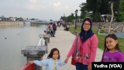 Obyek wisata air baru di Solo, Bendungan Tirtonadi. (Foto: VOA/Yudha)