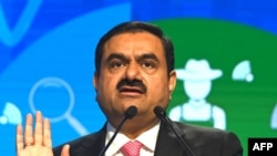 Konglomerate India sekaligus ketua Adani Group, Gautam Adani, berbicara dalam Kongres Akuntan Dunia, di Mumbai, pada 19 November 2022. (Foto: AFP/Indranil Mukherjee)